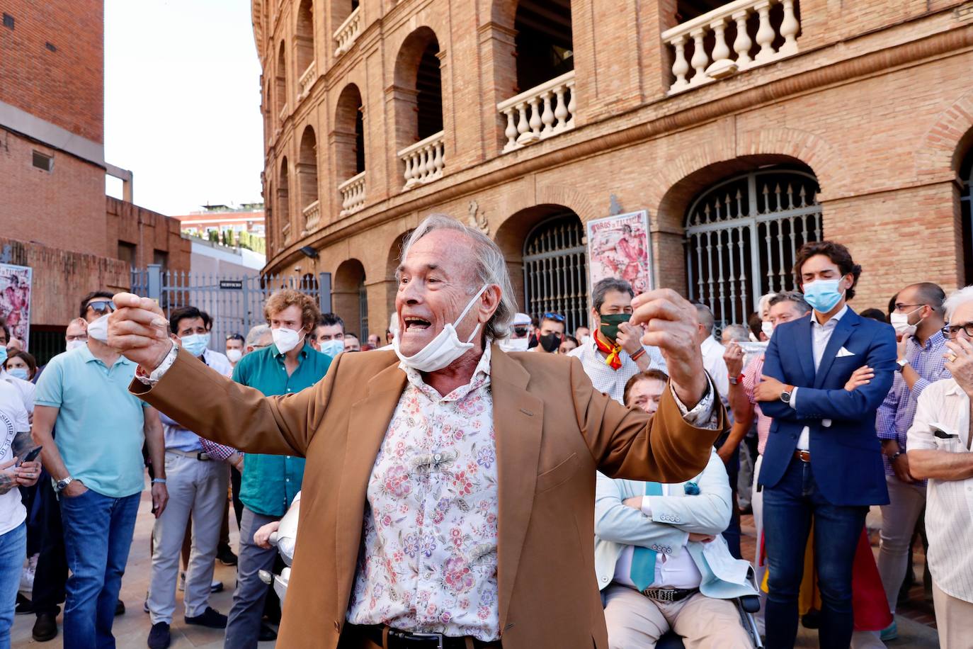 Varios centenares de personas se han concentrado esta tarde frente a la plaza de Toros, arropadas por toreros como Enrique Ponce, Vicente Barrera, El Soro, Román y Jesús Duque