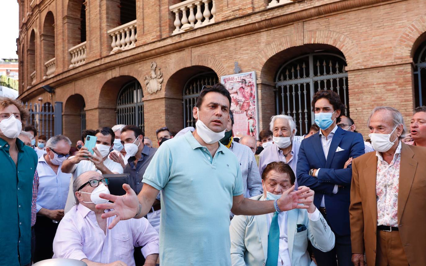 Varios centenares de personas se han concentrado esta tarde frente a la plaza de Toros, arropadas por toreros como Enrique Ponce, Vicente Barrera, El Soro, Román y Jesús Duque