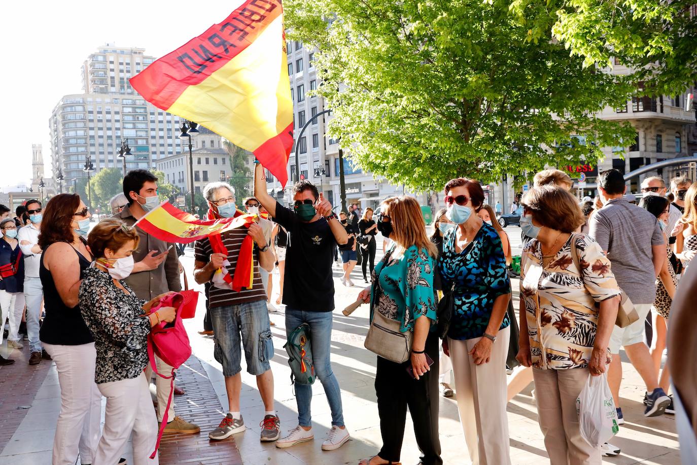 Varios centenares de personas se han concentrado esta tarde frente a la plaza de Toros, arropadas por toreros como Enrique Ponce, Vicente Barrera, El Soro, Román y Jesús Duque