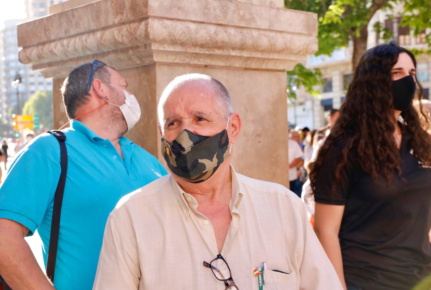 Varios centenares de personas se han concentrado esta tarde frente a la plaza de Toros, arropadas por toreros como Enrique Ponce, Vicente Barrera, El Soro, Román y Jesús Duque