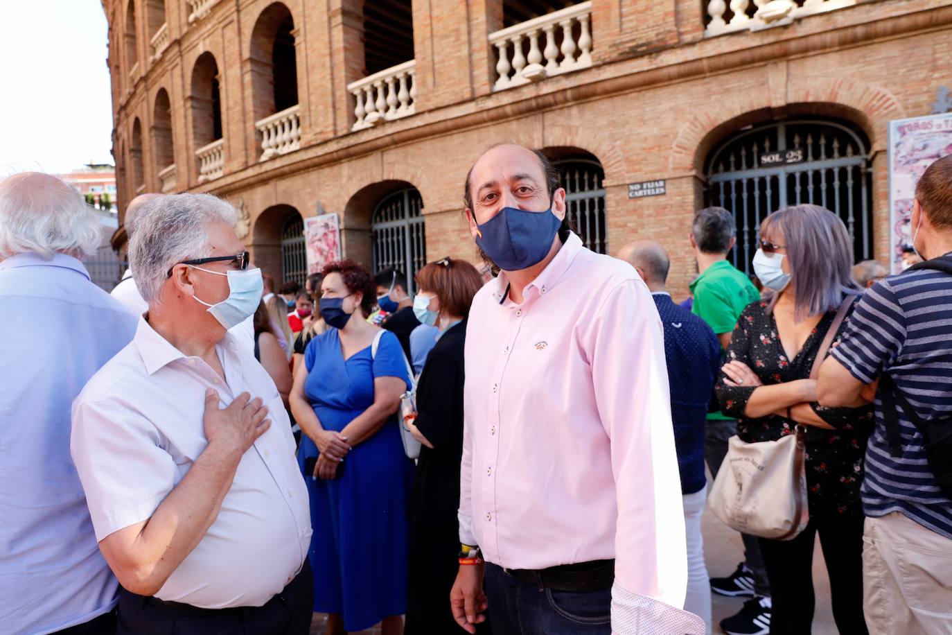 Varios centenares de personas se han concentrado esta tarde frente a la plaza de Toros, arropadas por toreros como Enrique Ponce, Vicente Barrera, El Soro, Román y Jesús Duque