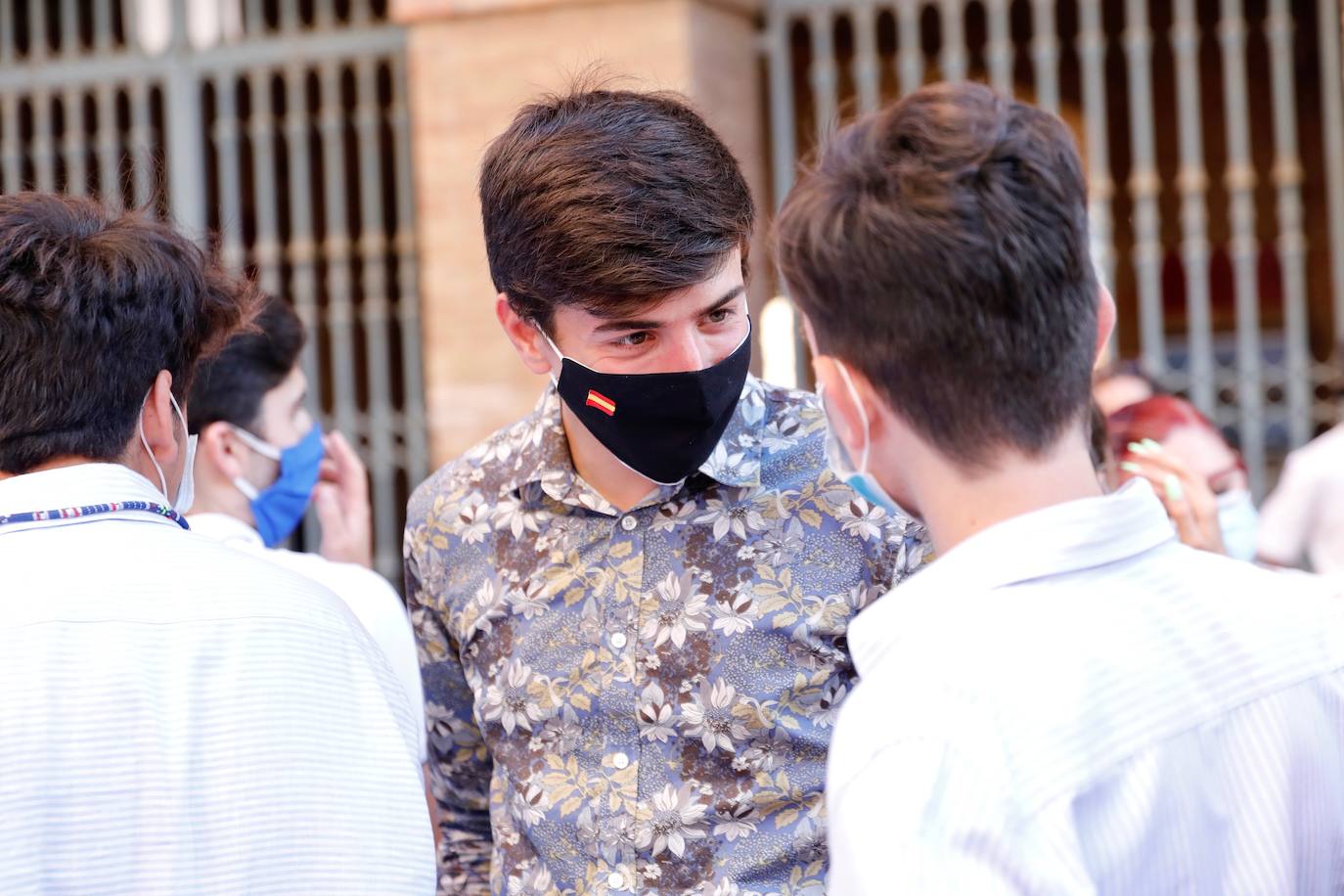 Varios centenares de personas se han concentrado esta tarde frente a la plaza de Toros, arropadas por toreros como Enrique Ponce, Vicente Barrera, El Soro, Román y Jesús Duque