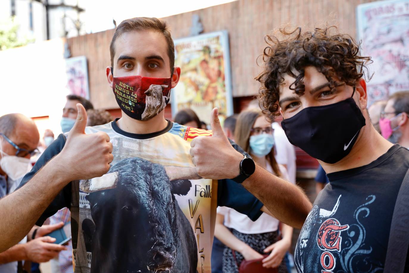 Varios centenares de personas se han concentrado esta tarde frente a la plaza de Toros, arropadas por toreros como Enrique Ponce, Vicente Barrera, El Soro, Román y Jesús Duque