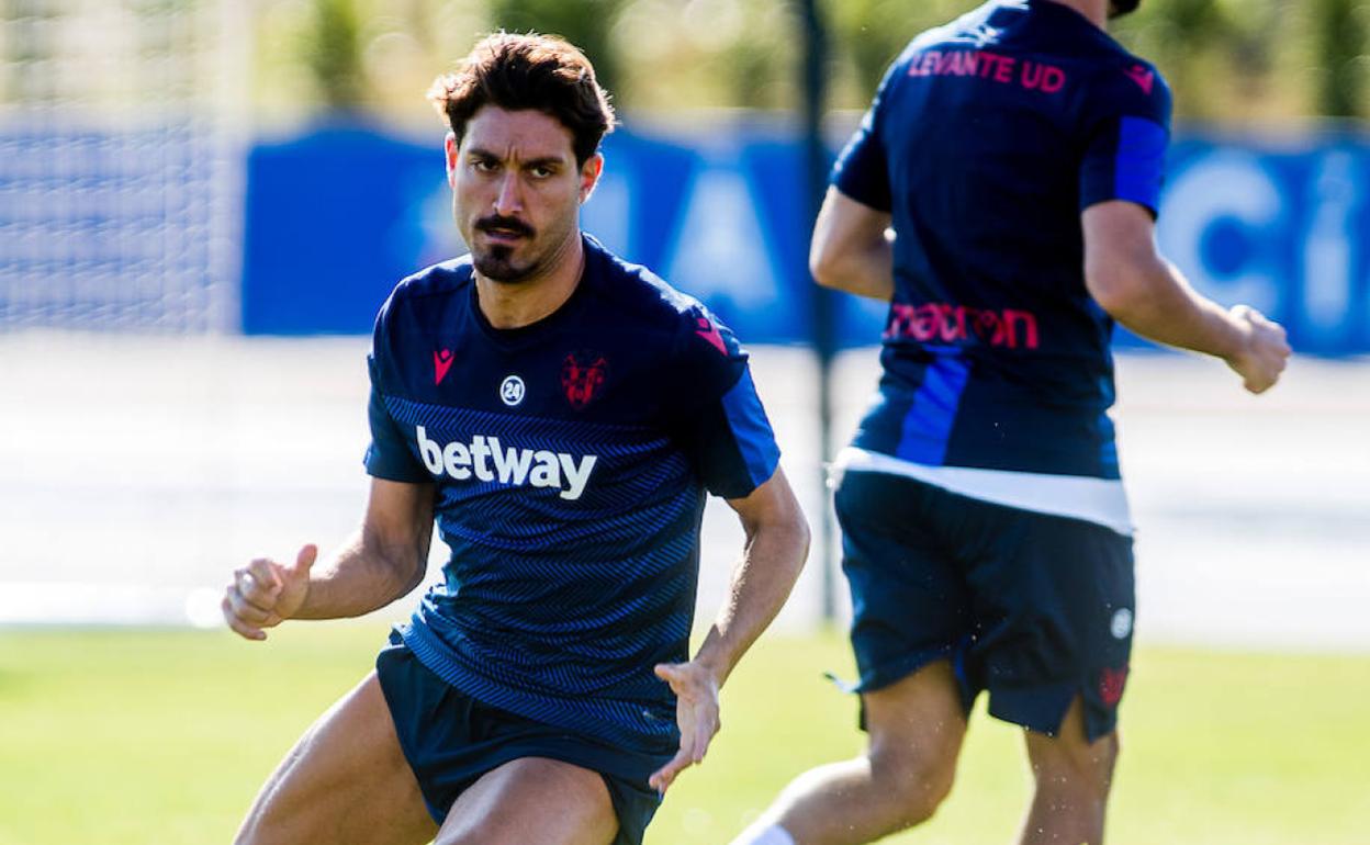 José Campaña se ejercita en el Estadi Olímpic Camilo Cano.