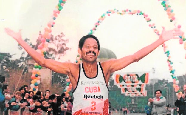 Radamés González celebra su victoria en el Maratón de Valencia de 1990. 