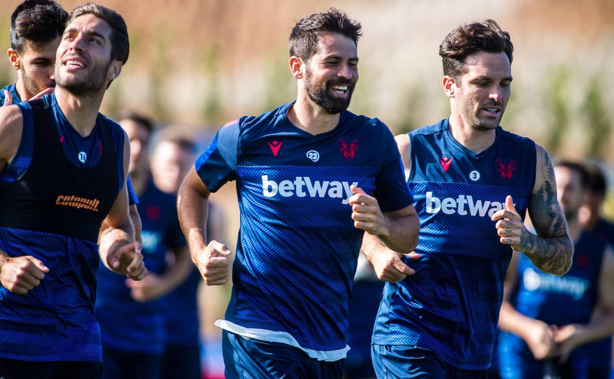 Rochina, Coke y Toño, durante un entrenamiento en el Camilo Cano.