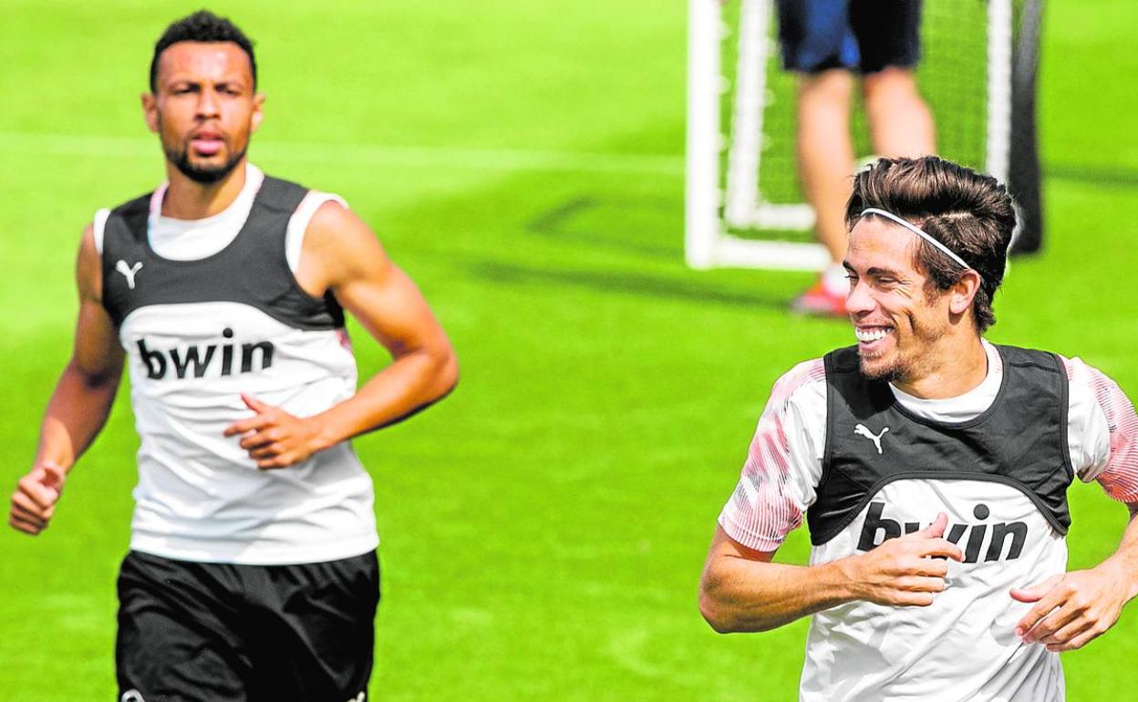 Paulista (derecha) sonríe en un entrenamiento, con Coquelin detrás de él.