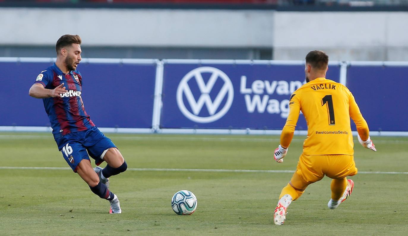 El Levante UD recibe al Sevilla FC, en el partido correspondiente a la jornada 29 de Liga, en el estadio Camilo Cano de La Nucía (Alicante).