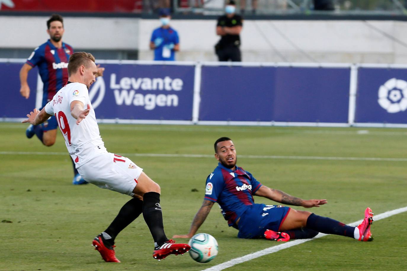 El Levante UD recibe al Sevilla FC, en el partido correspondiente a la jornada 29 de Liga, en el estadio Camilo Cano de La Nucía (Alicante).