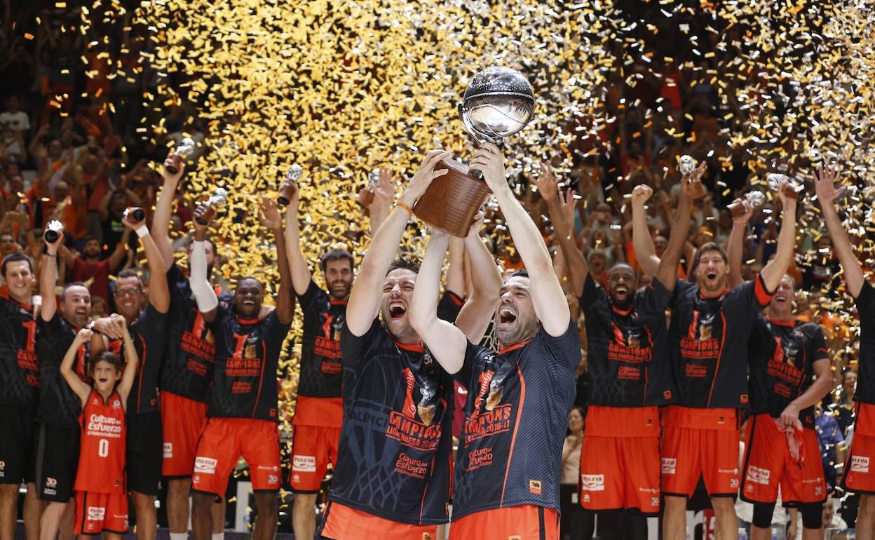 Rafa Martínez y Van Rossom levantan el trofeo de campeón de la ACB en la Fonteta.