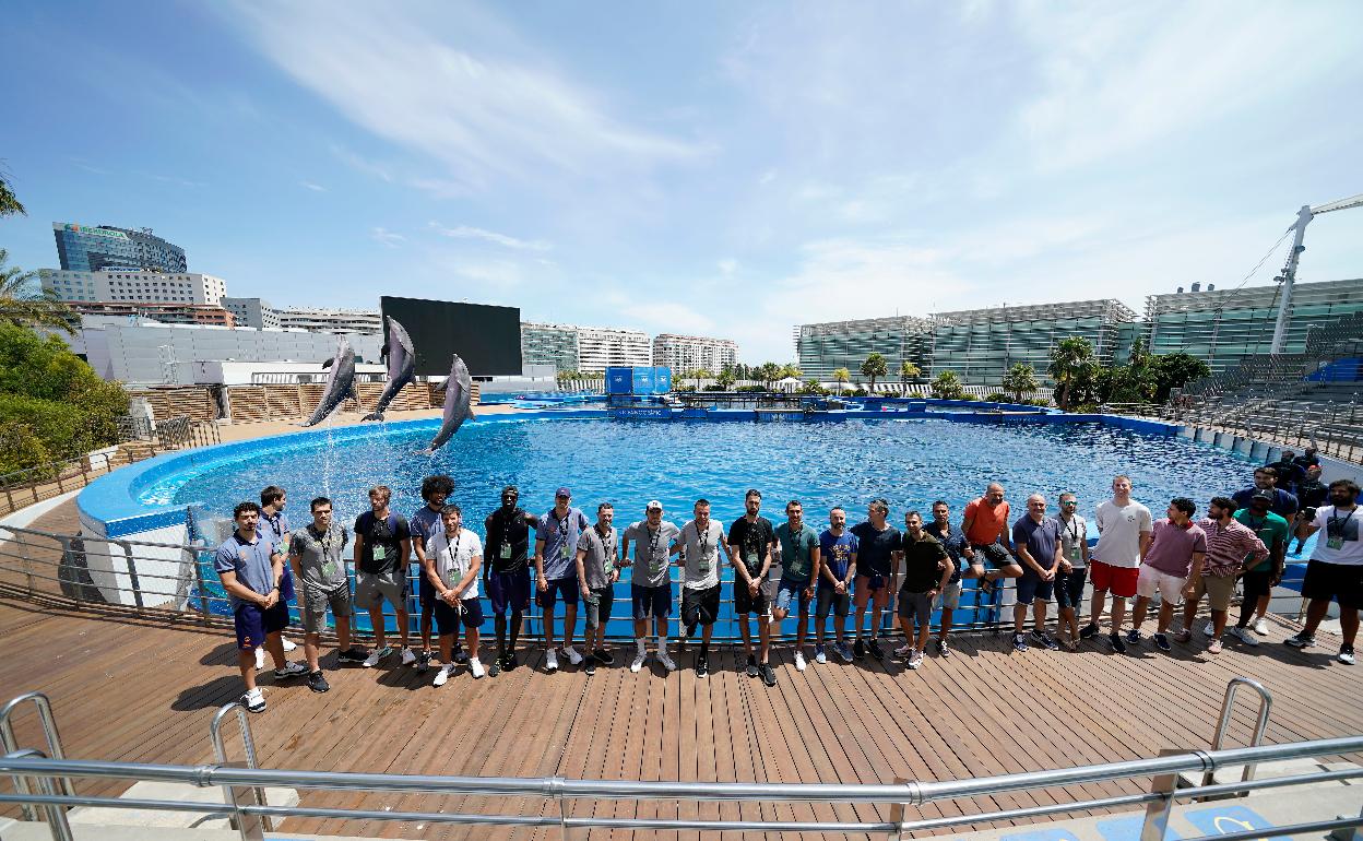 La plantilla del Valencia Basket, en el Oceanogràfic. 