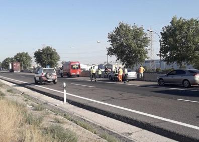 Imagen secundaria 1 - Una mujer herida tras chocar su coche con un camión y caer a la orilla del río Turia