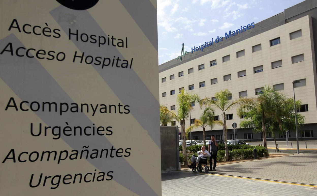 Una de las fachadas del Hospital de Manises.