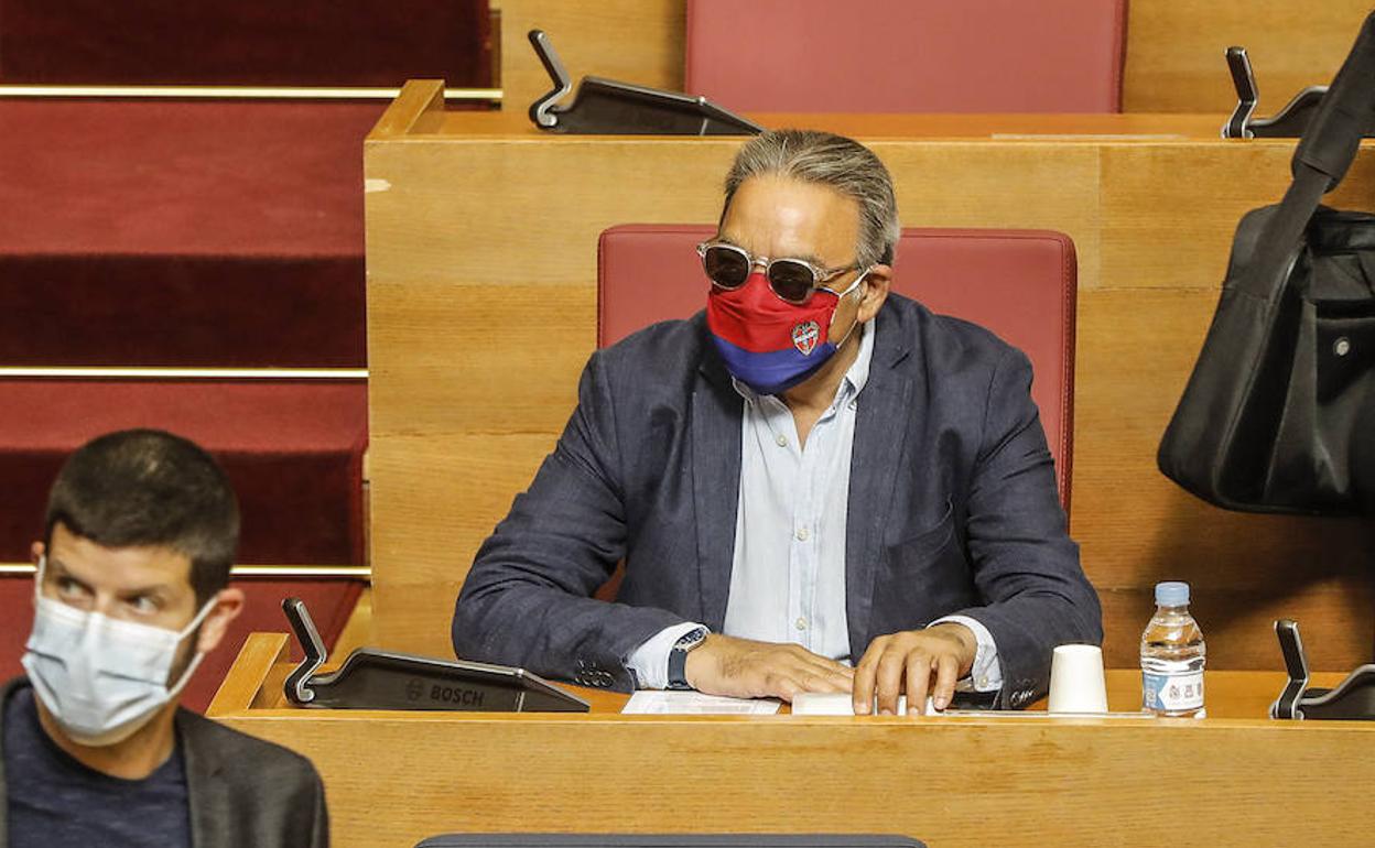 Manolo Mata, en su escaño de Les Corts, con una mascarilla del Levante UD. 