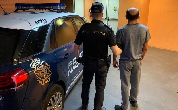 Detenido un hombre por ocho robos con el método de la muleta en varias terrazas