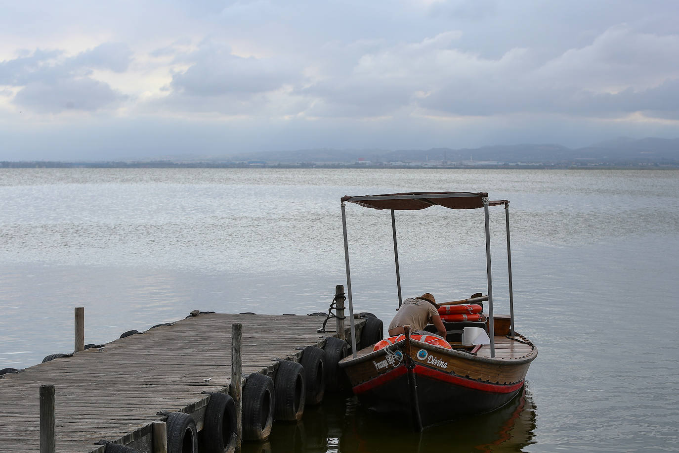 La nueva normalidad llega también al Parque Natural de La Albufera. las mascarillas son ya habituales en los tradicionales paseos en barca. 