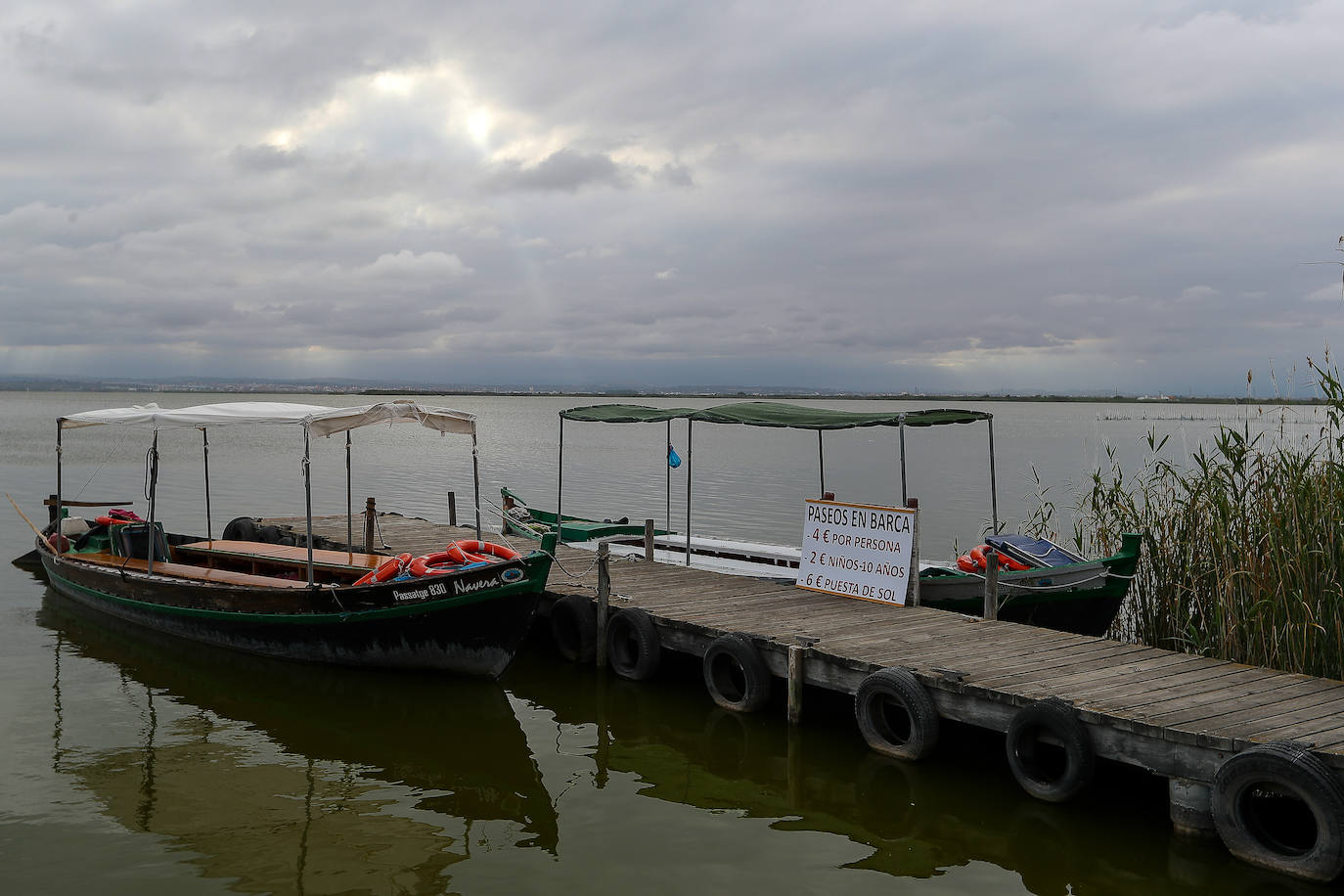 La nueva normalidad llega también al Parque Natural de La Albufera. las mascarillas son ya habituales en los tradicionales paseos en barca. 