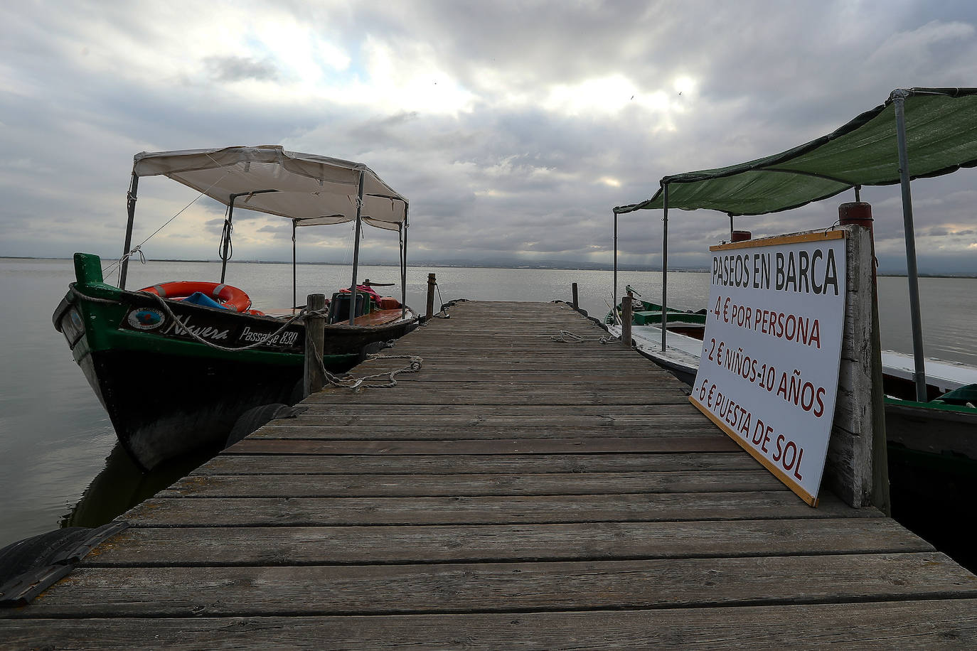 La nueva normalidad llega también al Parque Natural de La Albufera. las mascarillas son ya habituales en los tradicionales paseos en barca. 