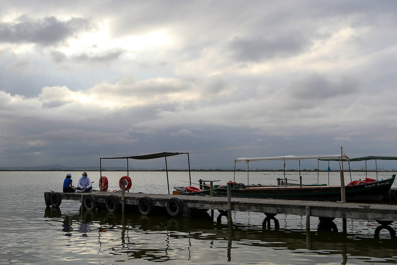 La nueva normalidad llega también al Parque Natural de La Albufera. las mascarillas son ya habituales en los tradicionales paseos en barca. 