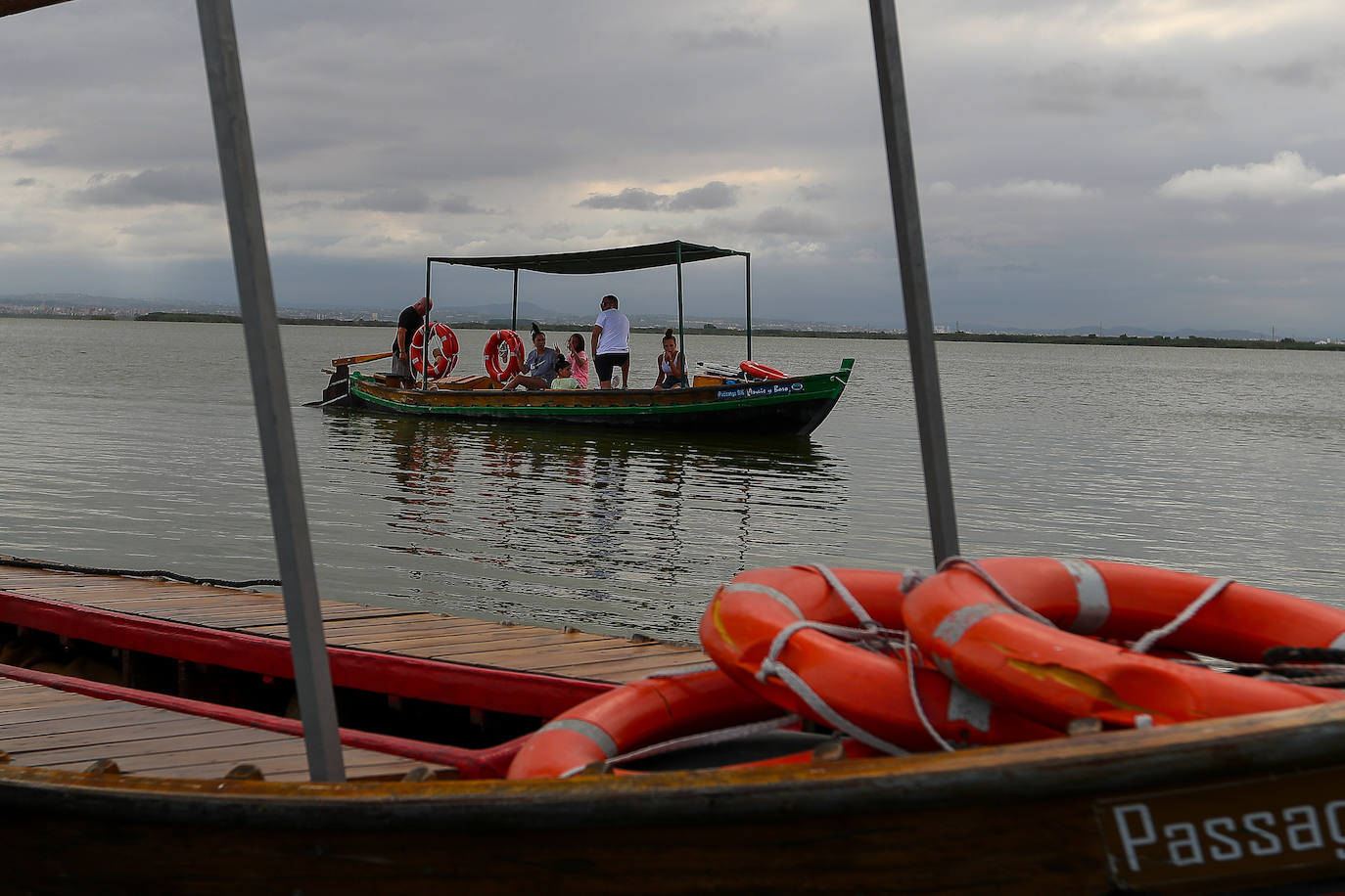 La nueva normalidad llega también al Parque Natural de La Albufera. las mascarillas son ya habituales en los tradicionales paseos en barca. 