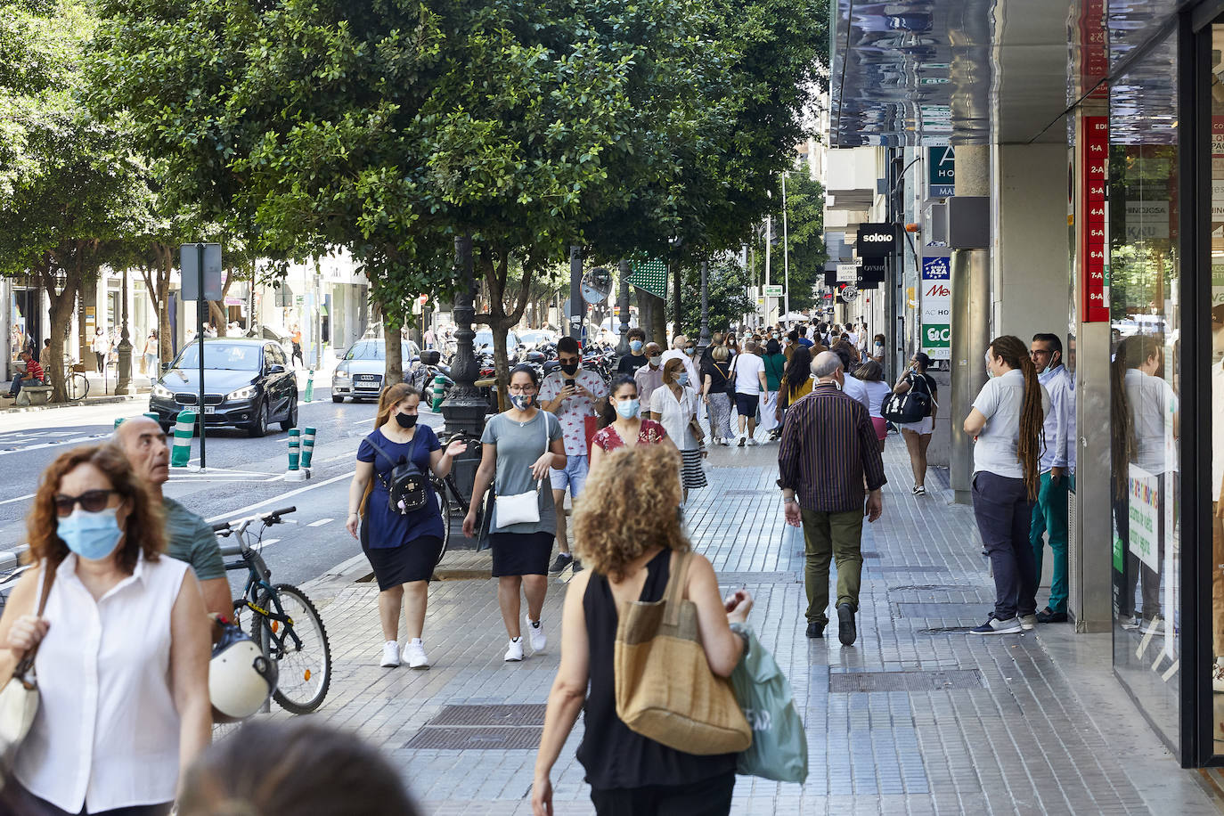 Los valencianos se han lanzado a comprar desde que la ciudad entrara en la fase 3, ya que desde este lunes pueden abrir con un 75% del aforo. 