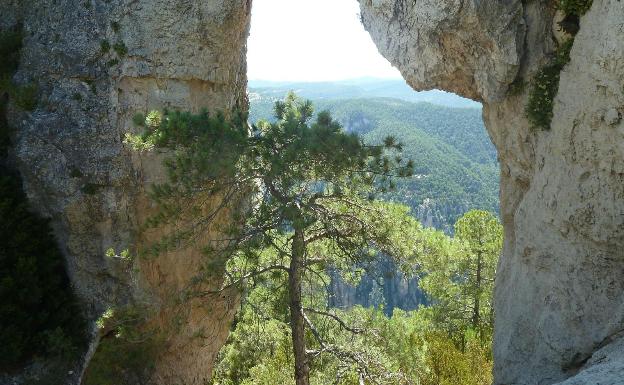 Imagen principal - Vistas que se presentan a lo largo de la ruta del Parrizal del Beceite. 