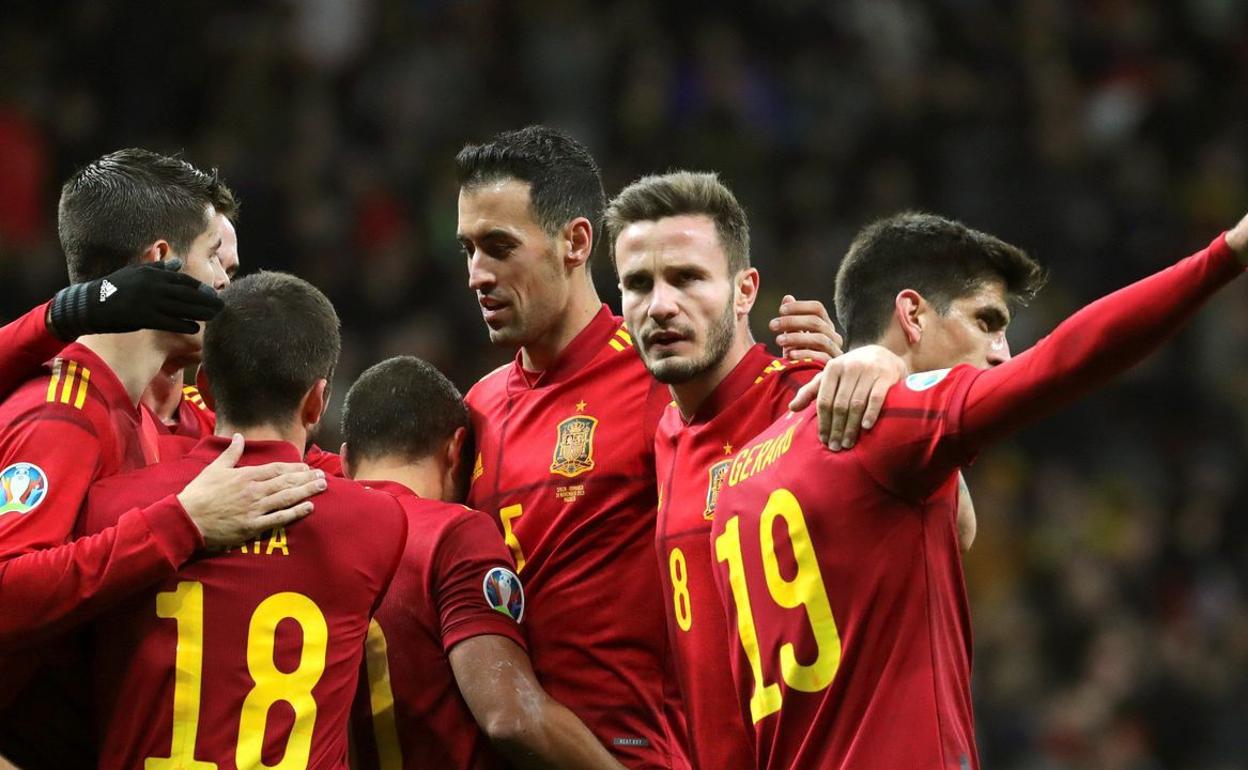 Los jugadores españoles celebran uno de los goles a Rumanía en su último partido. 