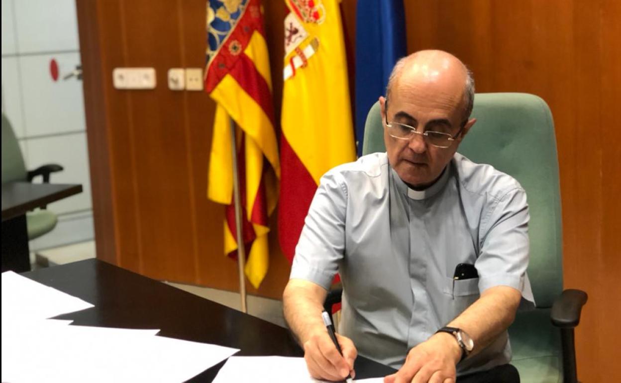 El párroco Blas Sales. 