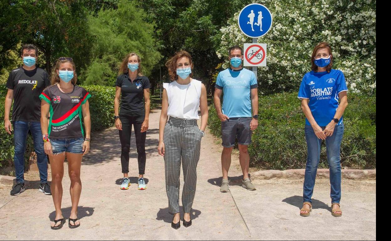 Elena Tejedor, en el centro, junto a los representantes de los clubes valencianos. 