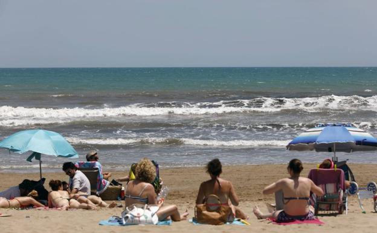 Bañistas en la la playa La Patacona.