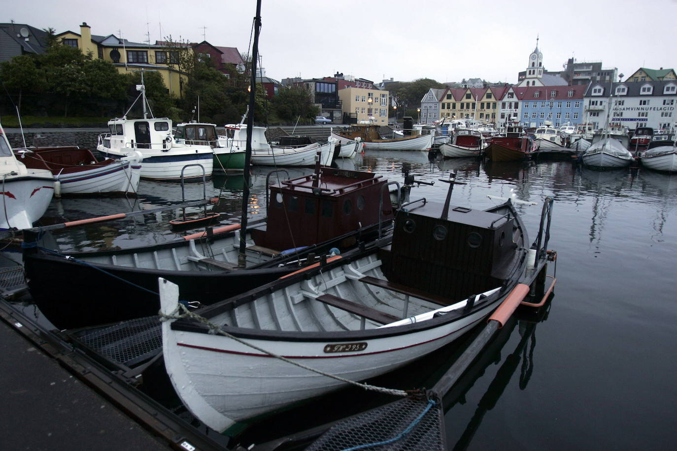 Las Islas Feroe son un destino muy diferente, Naturaleza en estado puro. Situadas al noreste de Escocia justo en el medio de Islandia y Noruega. Es un paraje verde de 1.399 kilómetros cuadrados (113 kilómetros de largo y 75 de ancho), húmedo (casi todo es costa ya que no hay ningún punto a más de 5 kilómetros del oceano) y en el que hay más ovejas (70.000 y para las que piden un especial cuidado a los turistas que viajen en sus propios coches) que habitantes (51.371), que viven en su mayoría de la pesca y la exportación de la misma. 