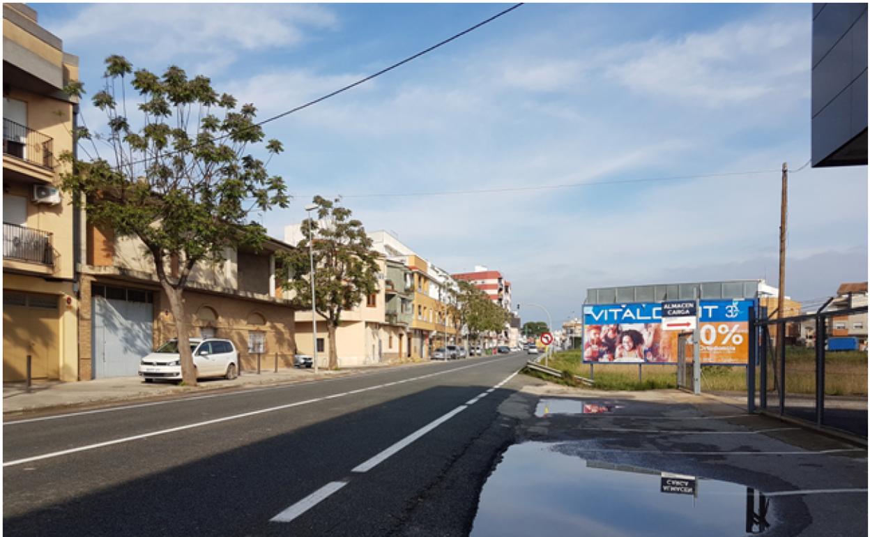 El estado actual de esta carretera de l'Alcúdia provoca problemas de seguridad a peatones y ciclistas.