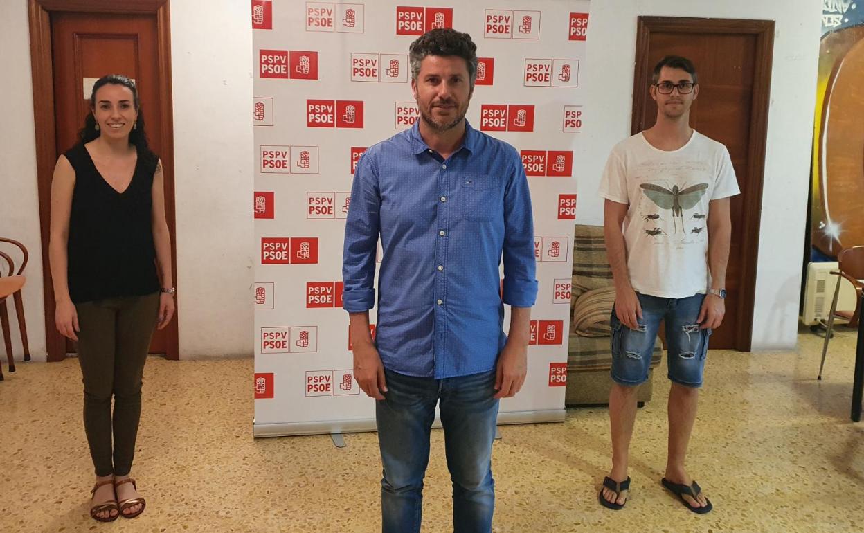 Lara Romero, Víctor Borrás y Miquel Tur, en la sede local del PSPV de Tavernes. 