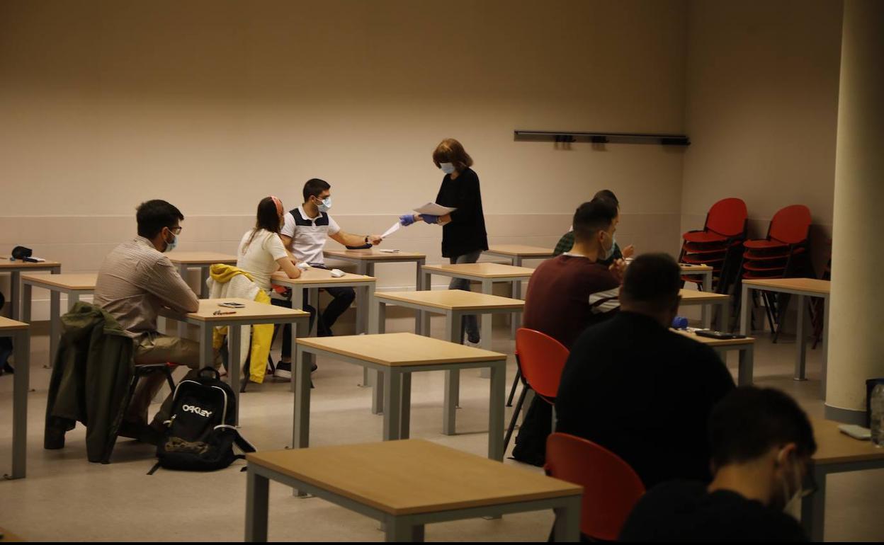 Varios estudiantes realizan exámenes presenciales en la Universidad de Oviedo.