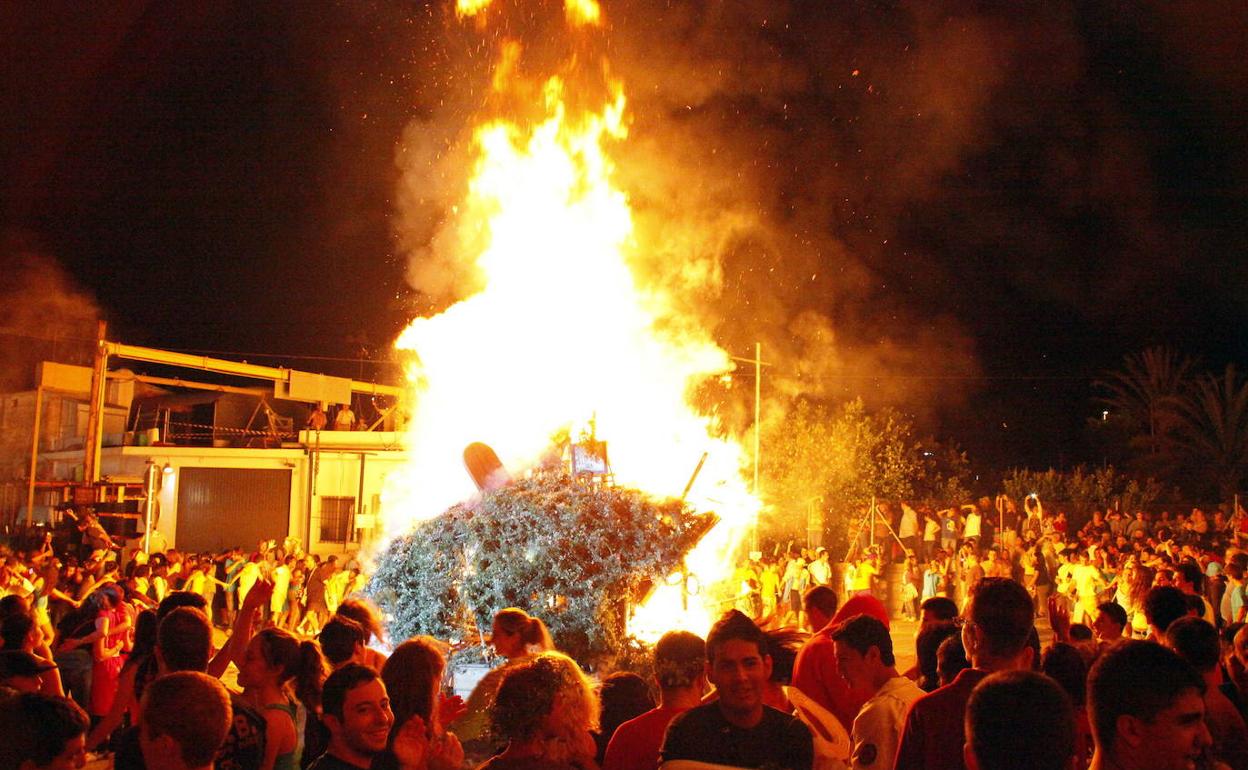 Celebración de Fogueres de Sant Joan en Xàbia. 