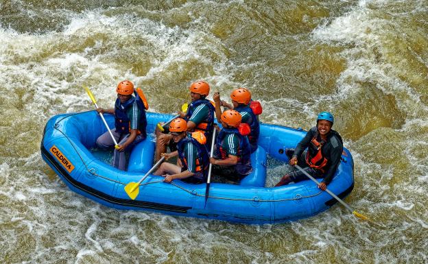 Un grupo de personas practicando rafting.