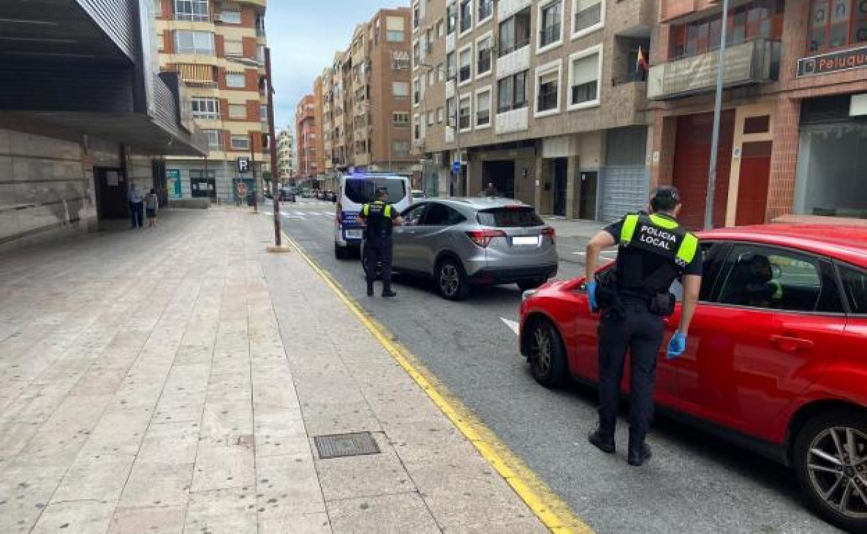 La Policía Local controla el tráfico en el centro de Alicante.