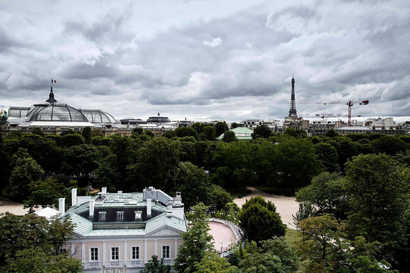 París es espectacular a pie de calle y aún más desde la Torre Eiffel. La ciudad más visitada de Europa comienza a volver a la normalidad, con cafés, restaurantes y la Torre Eiffel nuevamente abierta a los visitantes. 