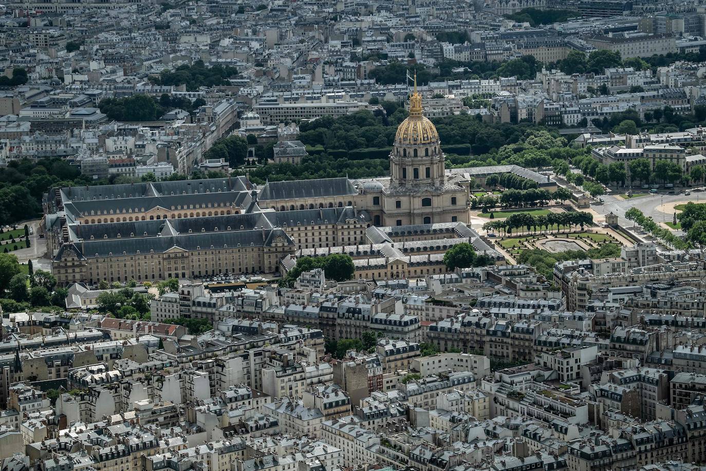 París es espectacular a pie de calle y aún más desde la Torre Eiffel. La ciudad más visitada de Europa comienza a volver a la normalidad, con cafés, restaurantes y la Torre Eiffel nuevamente abierta a los visitantes. 