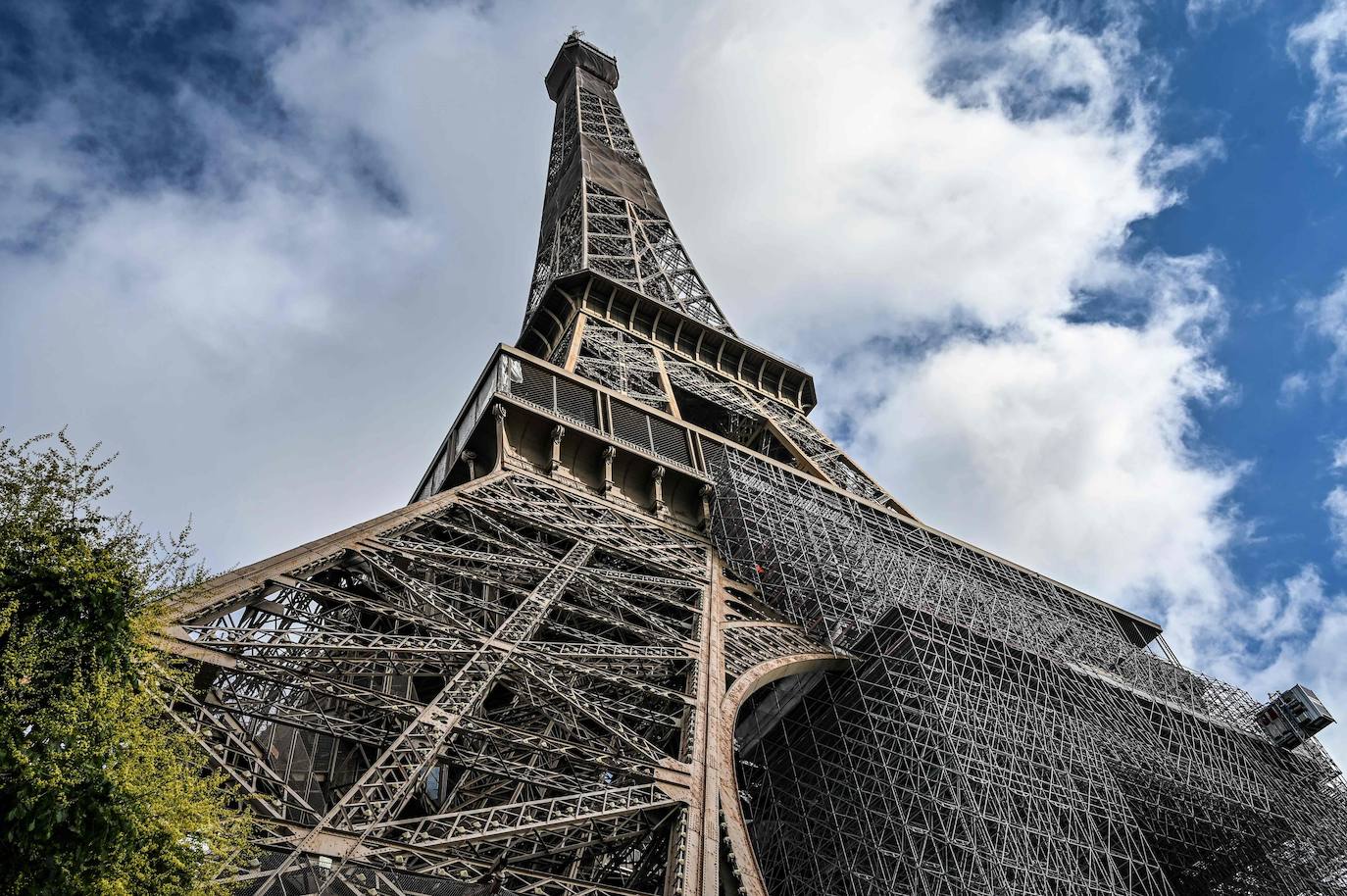 París es espectacular a pie de calle y aún más desde la Torre Eiffel. La ciudad más visitada de Europa comienza a volver a la normalidad, con cafés, restaurantes y la Torre Eiffel nuevamente abierta a los visitantes. 