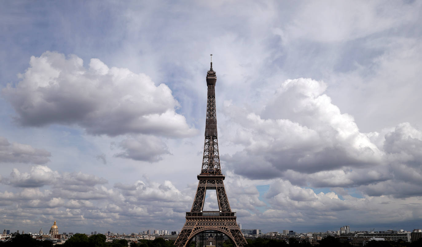 París es espectacular a pie de calle y aún más desde la Torre Eiffel. La ciudad más visitada de Europa comienza a volver a la normalidad, con cafés, restaurantes y la Torre Eiffel nuevamente abierta a los visitantes. 