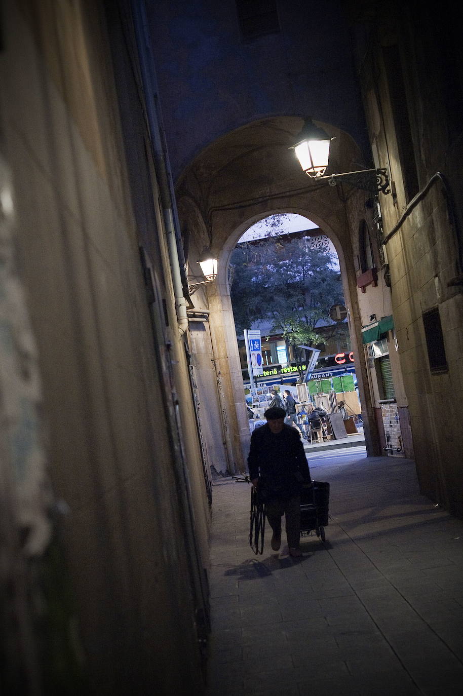 La plaza de Sant Felip Neri, el Barrio Gotico, el cementerio del Poble Nou, el barrio de la Barceloneta o la avenida Tibidabo son los escenarios de las novelas de Carlos Ruiz Zafón, fallecido el viernes 19 de junio de 2020. 