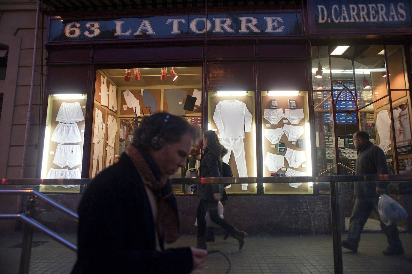 La plaza de Sant Felip Neri, el Barrio Gotico, el cementerio del Poble Nou, el barrio de la Barceloneta o la avenida Tibidabo son los escenarios de las novelas de Carlos Ruiz Zafón, fallecido el viernes 19 de junio de 2020. 