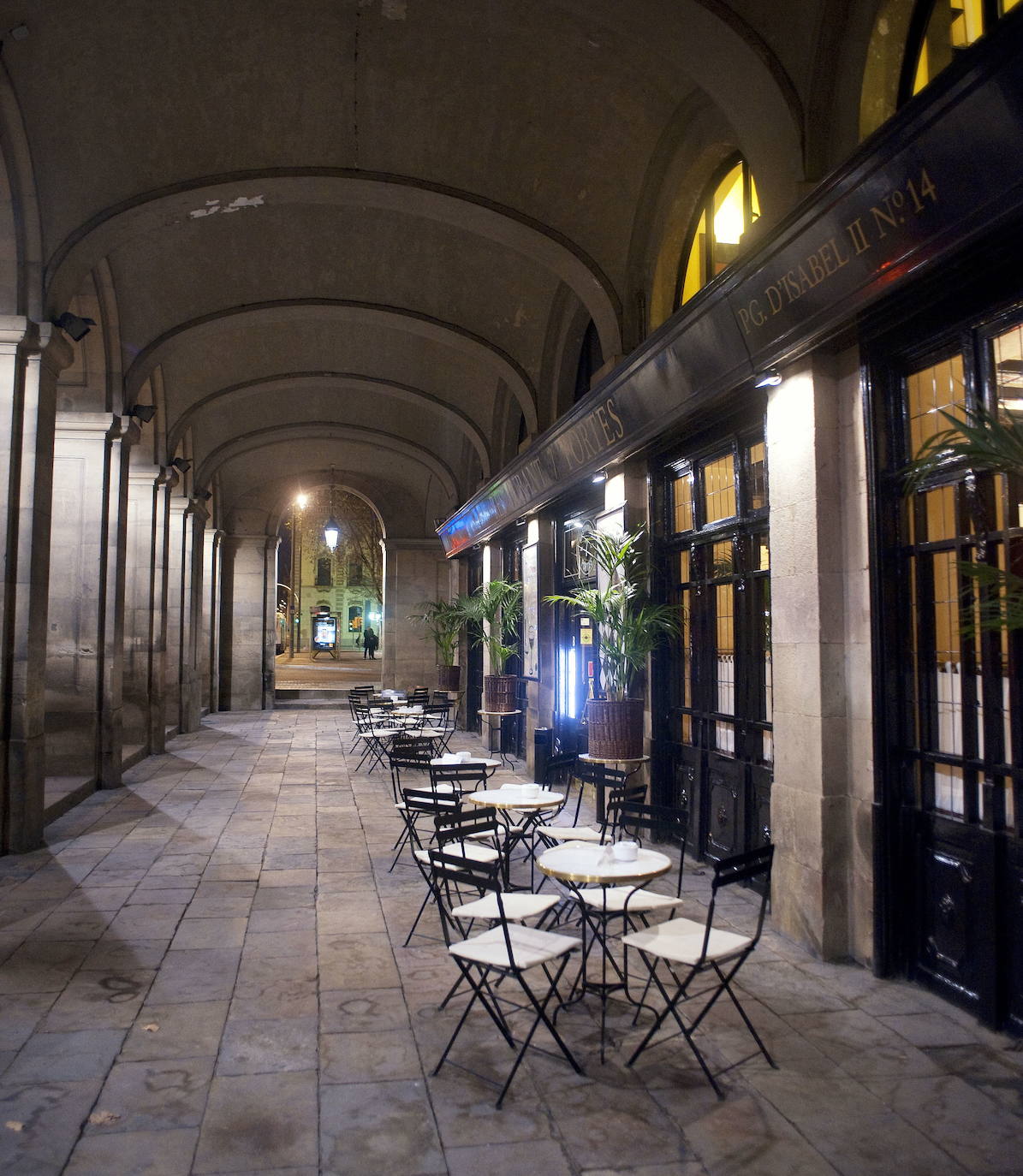 La plaza de Sant Felip Neri, el Barrio Gotico, el cementerio del Poble Nou, el barrio de la Barceloneta o la avenida Tibidabo son los escenarios de las novelas de Carlos Ruiz Zafón, fallecido el viernes 19 de junio de 2020. 