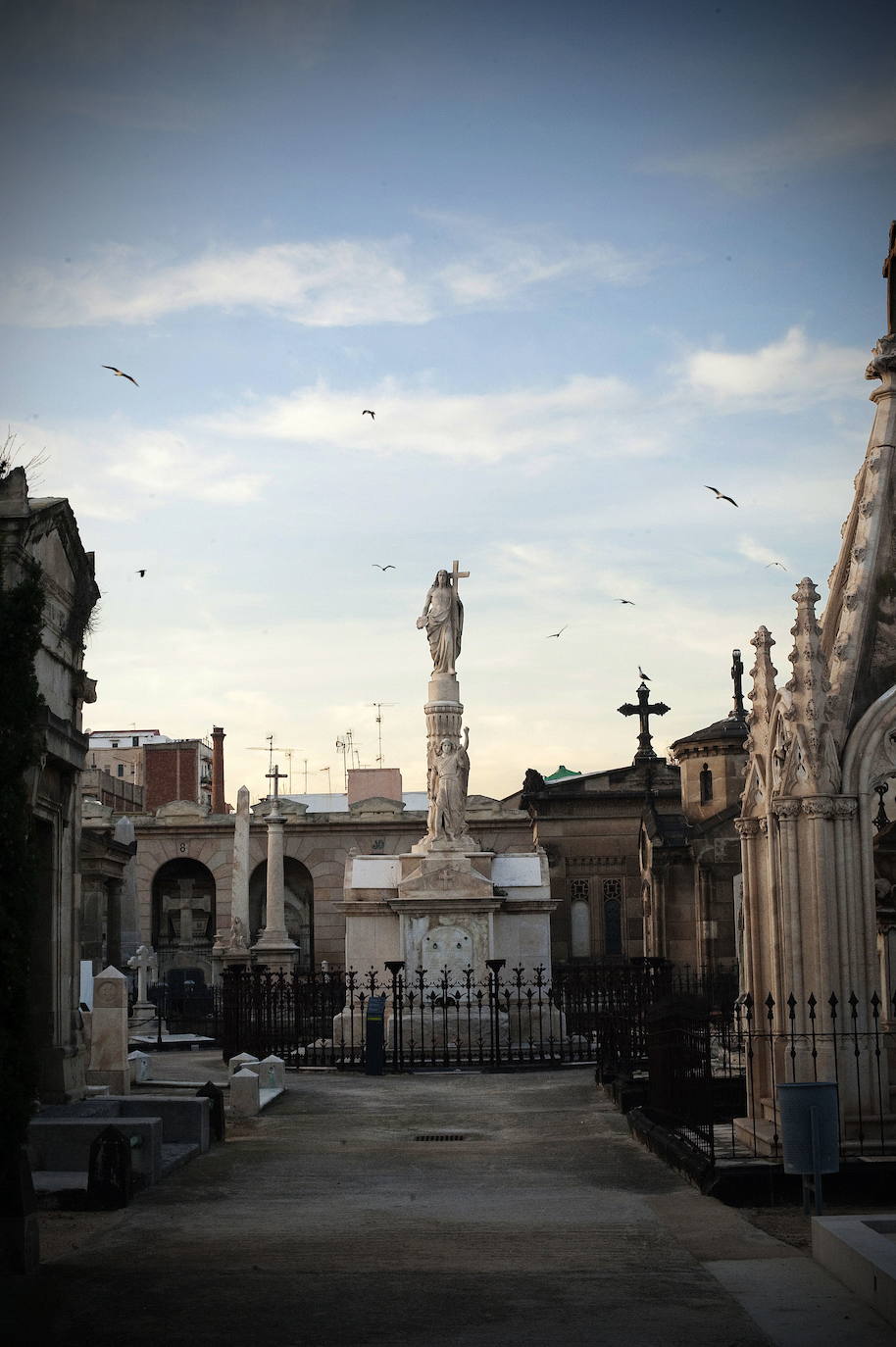 La plaza de Sant Felip Neri, el Barrio Gotico, el cementerio del Poble Nou, el barrio de la Barceloneta o la avenida Tibidabo son los escenarios de las novelas de Carlos Ruiz Zafón, fallecido el viernes 19 de junio de 2020. 