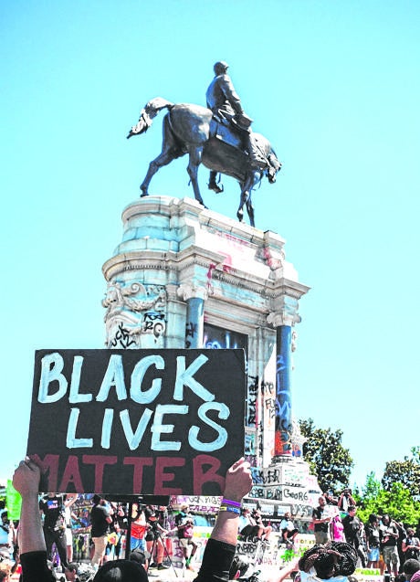 Imagen - Multitudinaria manifestación ante la estatua del general confederado Robert E. Lee en Richmond, Virginia. afp