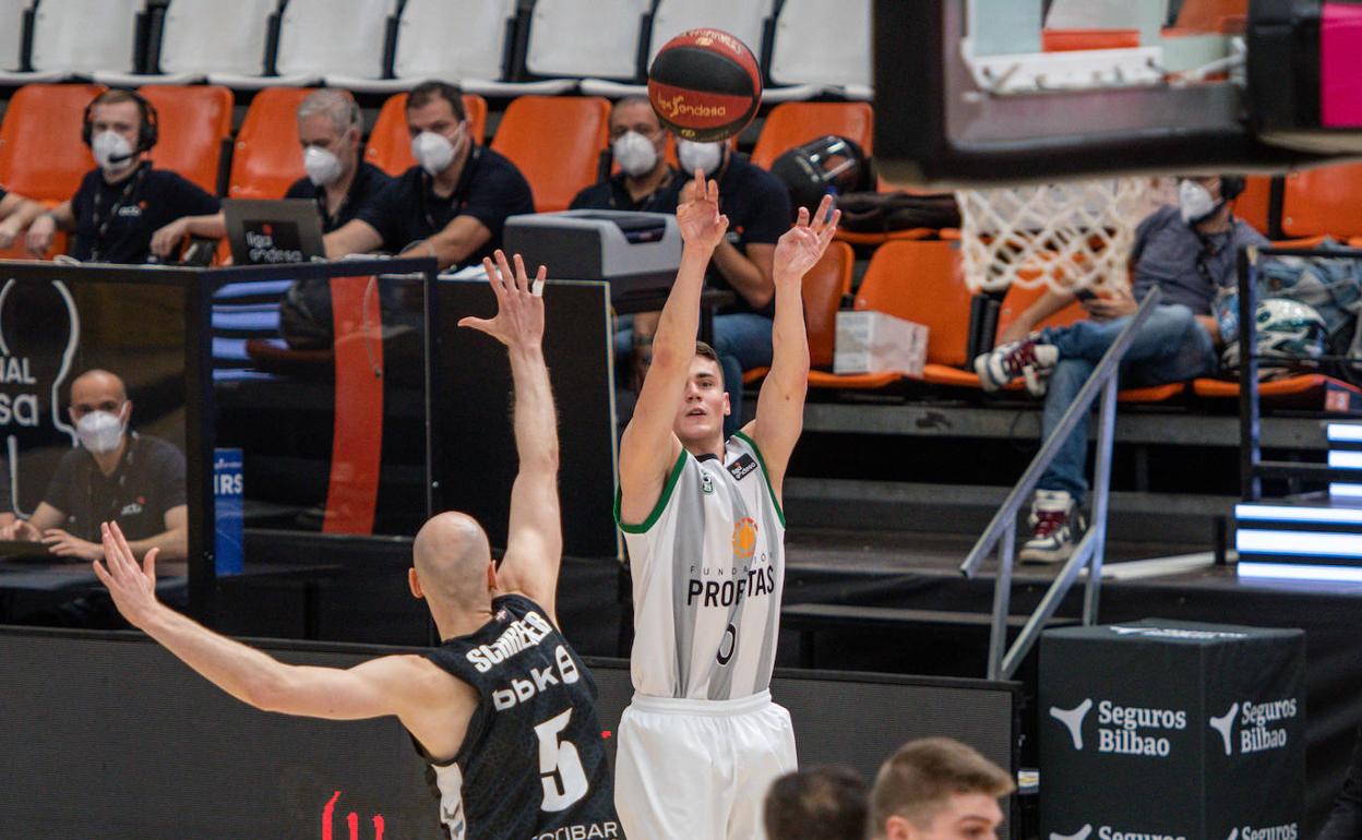 Dimitrijevic lanza a canasta durante el partido ante el Bilbao Basket. 