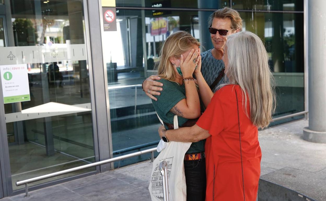 Pasajeros en el aeropuerto de Manises. 