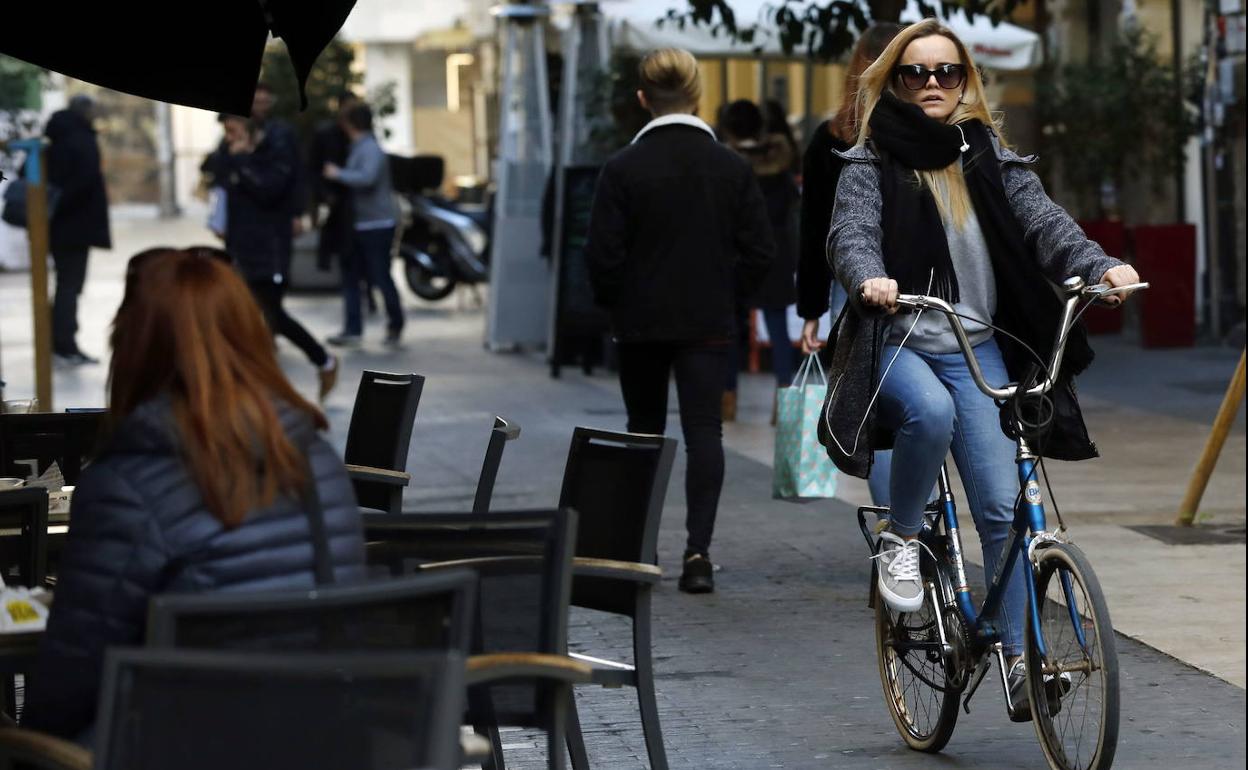 Un ciclista circula por el centro de Valencia. 