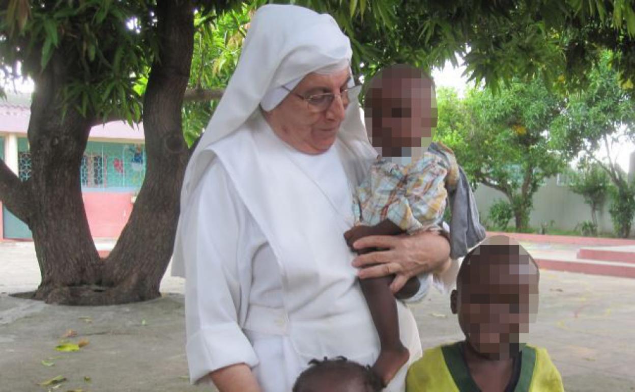 Cora, con varios niños en Mozambique. 